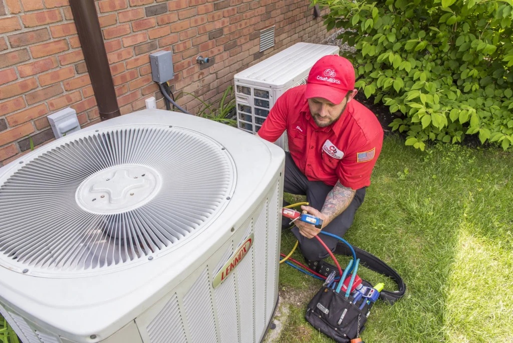 Installateur bezig met warmtepomp installatie